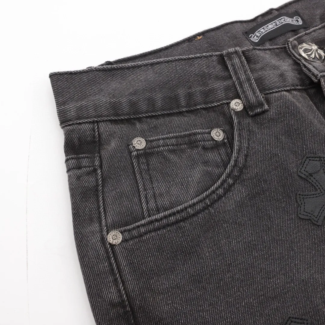 P210 Top version (black pants, black leather) Top version Chrome Hearts jeans with leather and black denim. As we all know, chromehearts jeans use vintage Levis jeans as the base plate for creation. They usually add their own unique silver buckles and silver ornaments, plus leather embellishments. This is what doubles the value of these vintage jeans, because the base plate is Vintage jeans, the jeans themselves have been very soft and comfortable after years of baptism, which can be distinguished from ordinary jeans. Regarding the size, you should also refer to the pants data. Style number: 1251# Color: black pants and black leather Size: 28 30 32 34 28 Waist 86 Hips 100 Pants length 102 30 Waist 90 Hips 104 Pants length 104 32 Waist 94 Hips 108, pants length 106 34, waist 98, hips 112, pants length 110